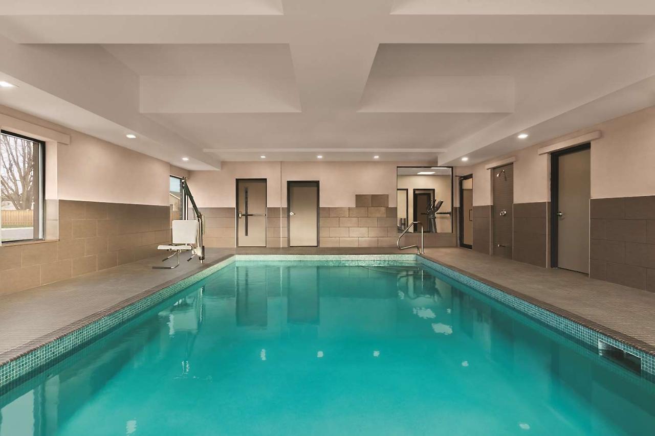 Country Inn & Suites By Radisson, Belleville, On ภายนอก รูปภาพ