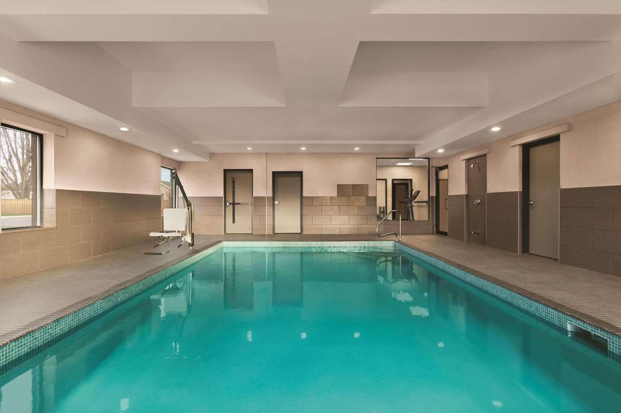 Country Inn & Suites By Radisson, Belleville, On ภายนอก รูปภาพ
