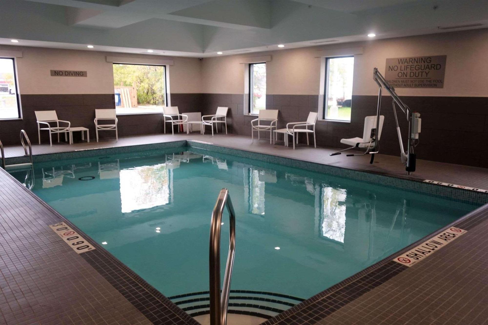 Country Inn & Suites By Radisson, Belleville, On ภายนอก รูปภาพ