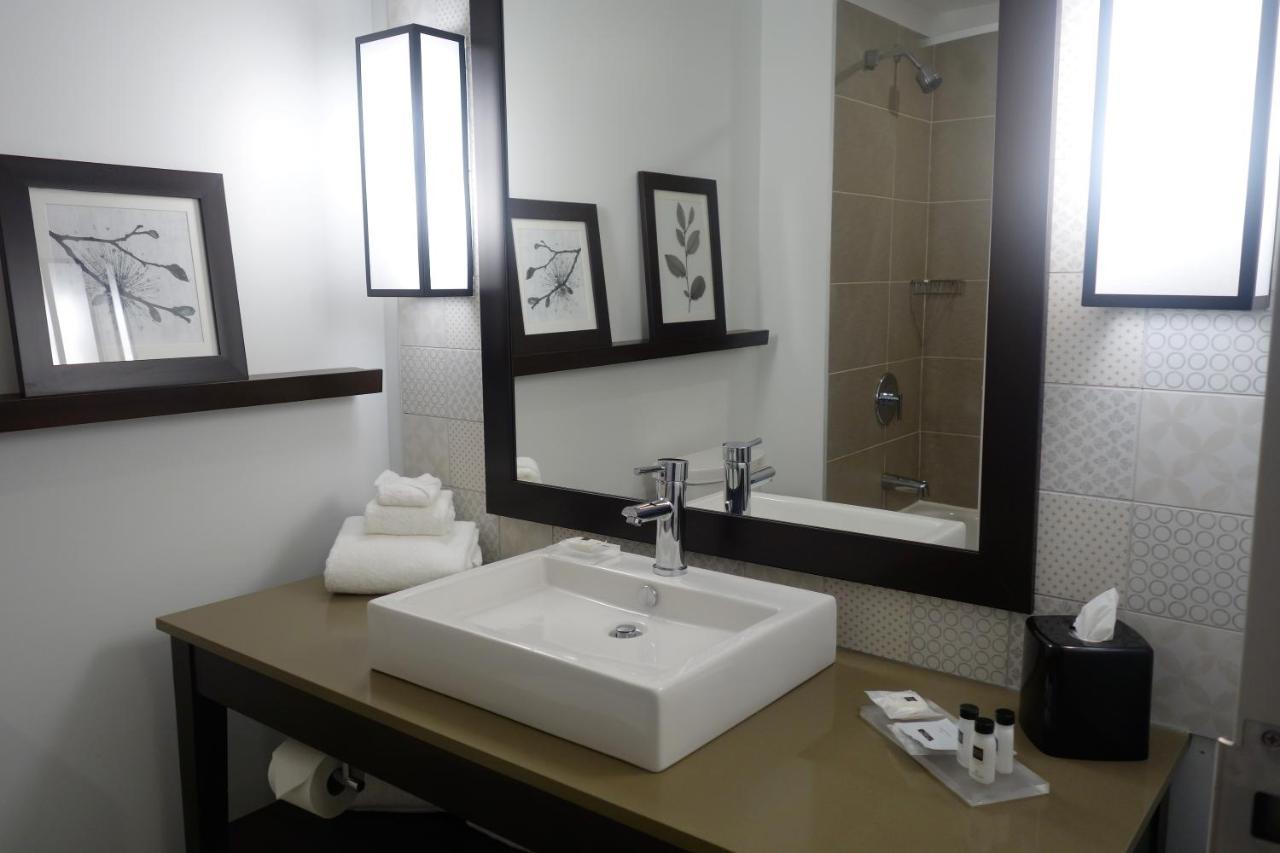 Country Inn & Suites By Radisson, Belleville, On ภายนอก รูปภาพ