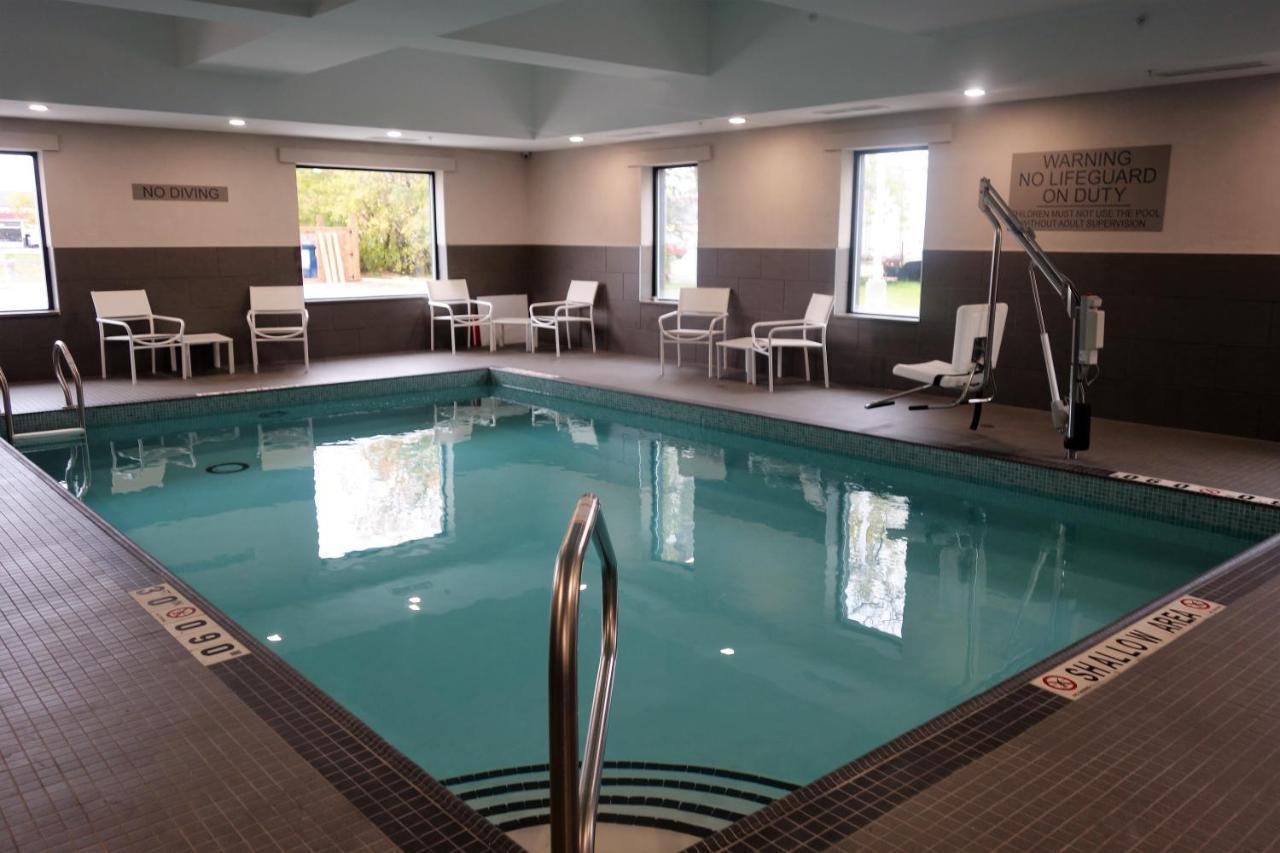 Country Inn & Suites By Radisson, Belleville, On ภายนอก รูปภาพ