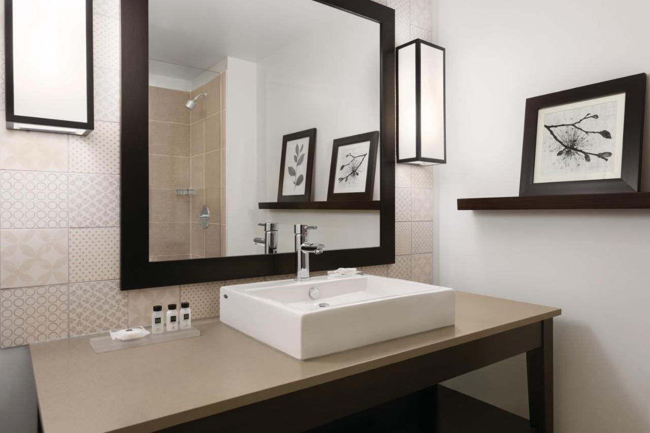Country Inn & Suites By Radisson, Belleville, On ภายนอก รูปภาพ